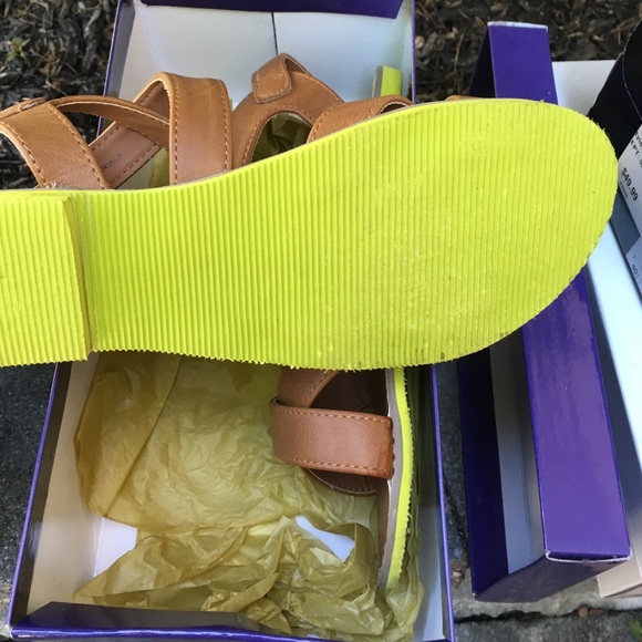 Steve Madden Girl sandals size 7 tan - Picture 3 of 3