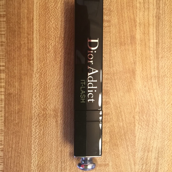 Hot pink mascara Dior Addict