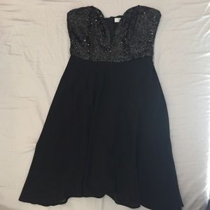 🍁4 For $20🍁 Little black dress Sequin vneck