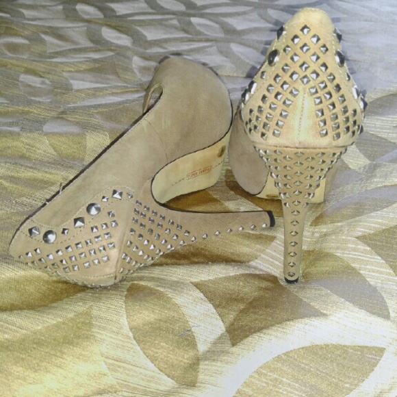 NWOT Vince Camuto Peep toe heels - Picture 2 of 4