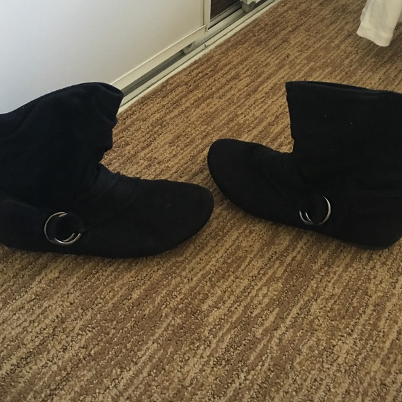 Black boots. - Picture 2 of 3