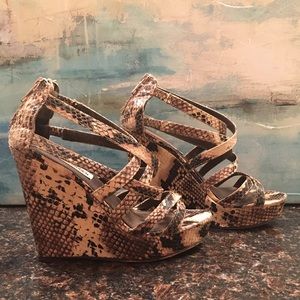 Steve Madden strappy sexy faux python wedges!💥