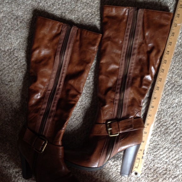 Brown buckle zip in toffee.  Very comfortable