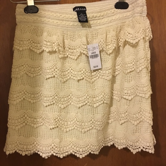 ❤️CLOSET CLEAR OUT❤️ Tiered crochet mini skirt. - Picture 1 of 1