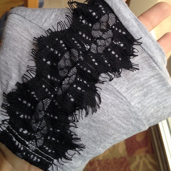 Gray short sleeved shirt with lace shoulders - Picture 3 of 4