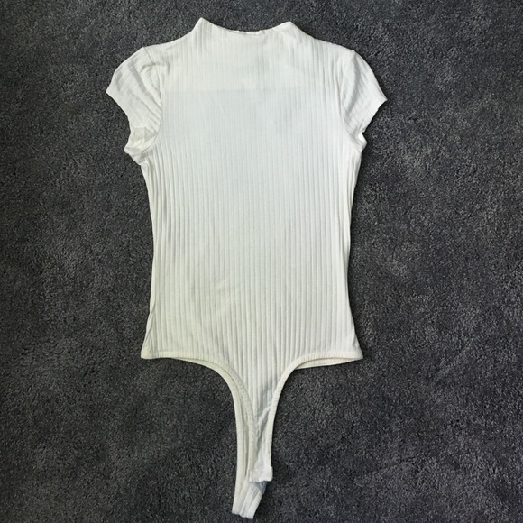 🔴Fina cut🔴Creme/offwhite mock neck bodysuit !
