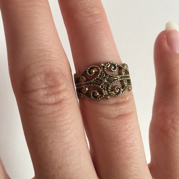 Vintage Tiny Ring - Picture 4 of 6
