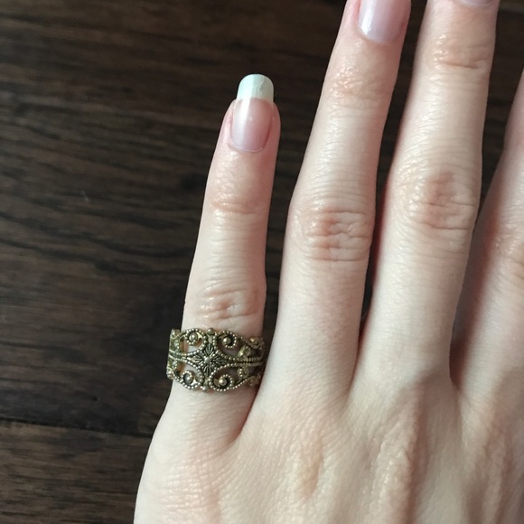 Vintage Tiny Ring - Picture 5 of 6