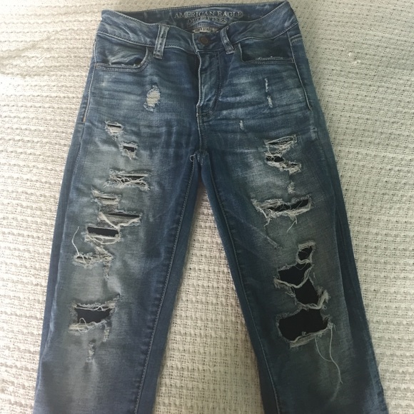 American Eagle medium wash destroyed capris