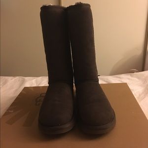 Classic Chocolate Brown Tall Uggs. Size 5.