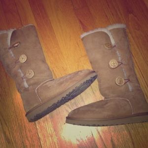 NWOT Chestnut UGGS. Bailey button. MAKE OFFERS