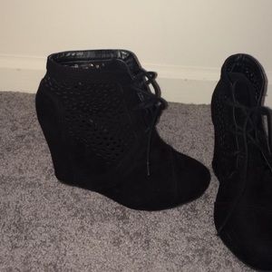 Black Wedges