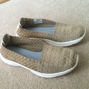 Easy Spirit Walking Shoe