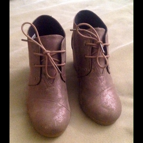 NEVER WORN! TOMS wedge bootie