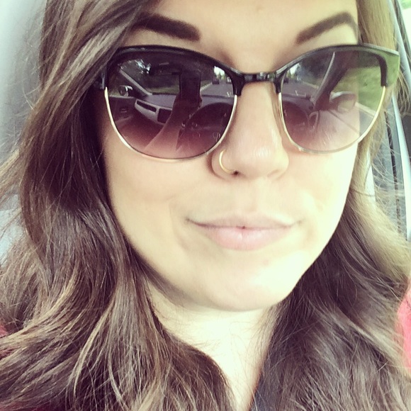 Meet your Posher, Adrienne 🤓 - Picture 3 of 4