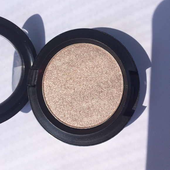 MAC eyeshadow Blonde Streak - Picture 2 of 3