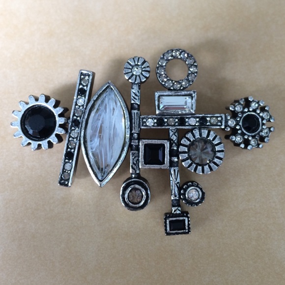 Patricia Locke diva pin in black and white