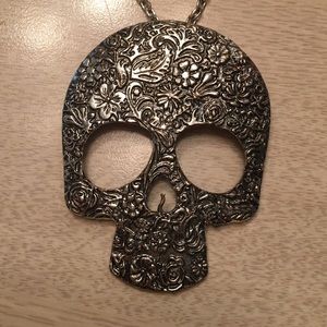 Skull necklace with beautiful design