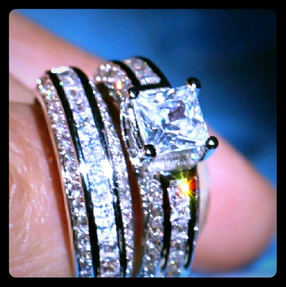 Size 4.5 one only wedding ring set sim. Diamond