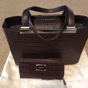 100% Authentic Michael Kors Bag w/ Wallet Set!