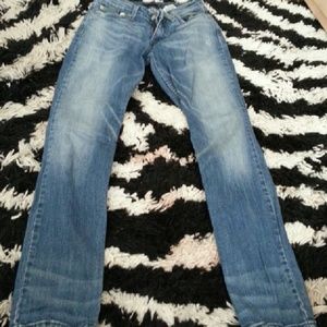 Curvy cut Levi's jeans