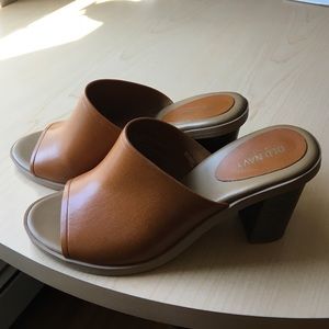 SALE Gorgeous tan heels