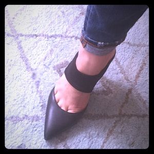 Mesh wrap black pumps