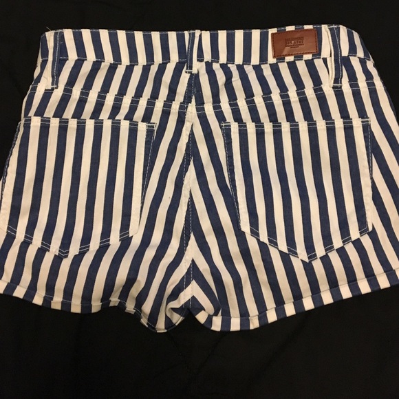 Stripped Shorts - Picture 2 of 3