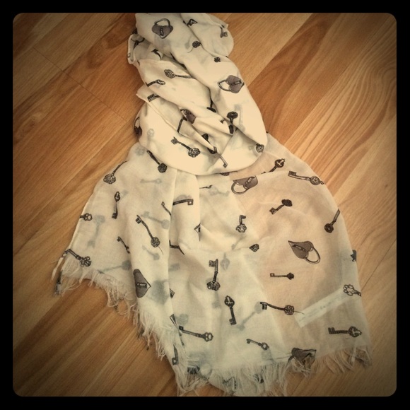Cute light key and heart scarf