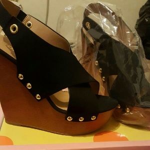 Black wedges