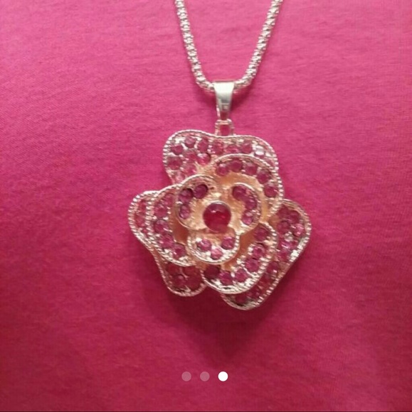 Betsey Johnson Flower Necklace - Picture 3 of 4