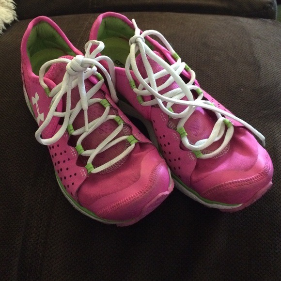 Pink under armour tennis shoes