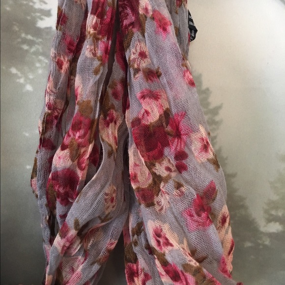 Rose pattern scarf - Picture 2 of 2