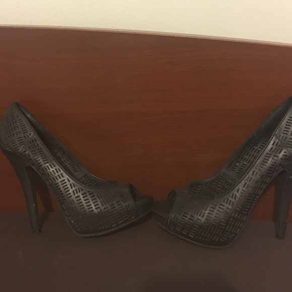 Nine West black peep toe pumps! ❤️