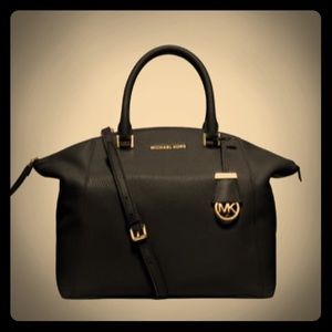 MICHAEL KORS * AUTHENTIC *
Riley Pebbled-Leather