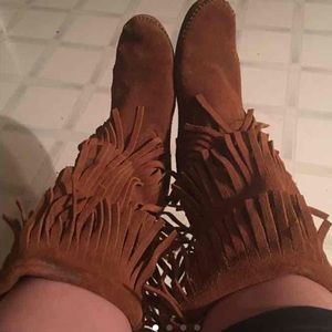 Minnetonka fringe boots size 10
