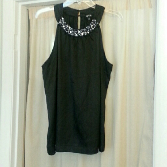 Sleeveless scoop neck too