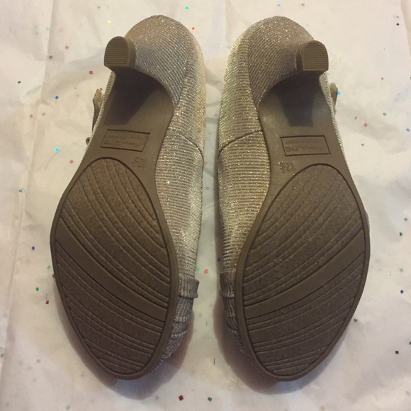 NWT American eagle Girls peep toe shoes!! - Picture 3 of 4