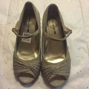 NWT American eagle Girls peep toe shoes!!