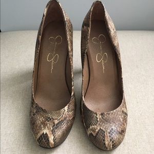Jessica Simpson pumps