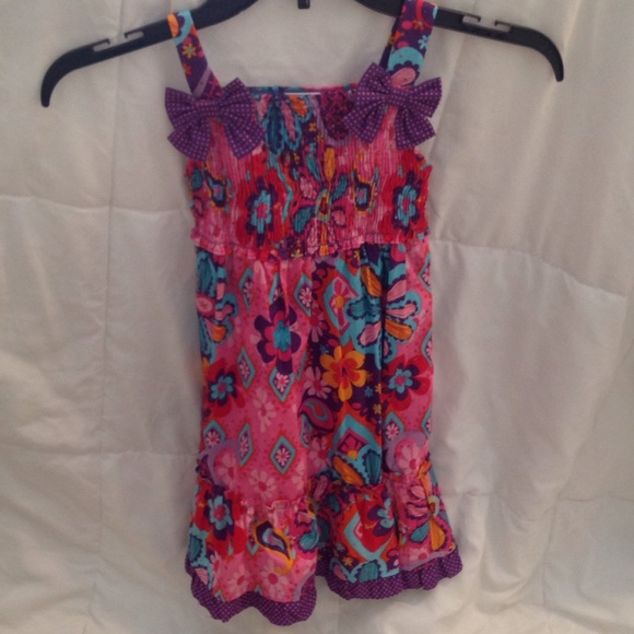 Adorable little girls dress size 5 NWOT