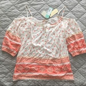 NWT Skies are Blue Cold Shoulder Top 🦀 Size M.