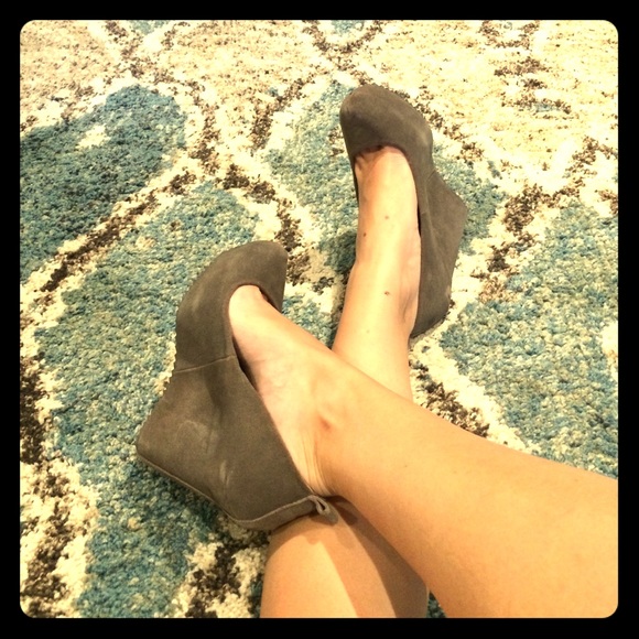 Bakers Shoes - ❌Donated❌ Suede Wedges
