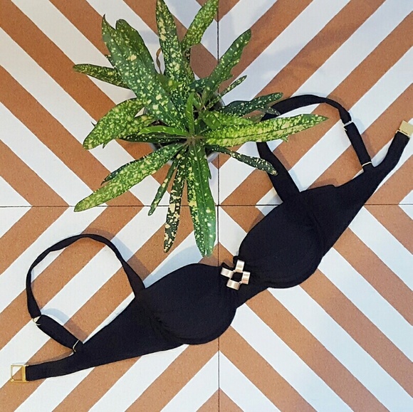 Lovely black NWT Gottex bikini top