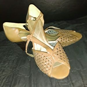 Cute pump with t strap and peep toe