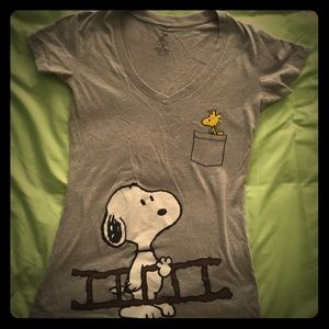 Peanut's V-neck Snoopy/Woodstock tee