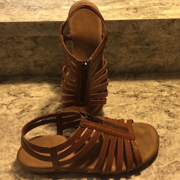 Lightly worn Aerosole sandals 6.5
