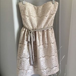 VINCE SWEETHEART STRAPLESS CREAM LACE DRESS