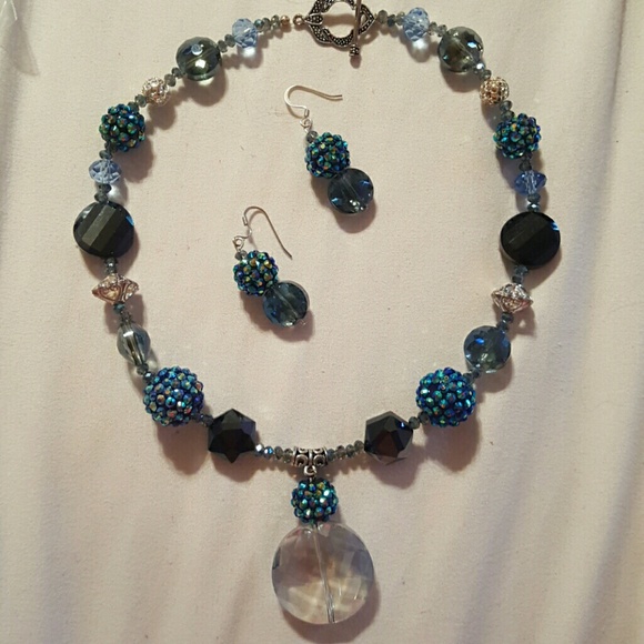 Large medallion necklace with matching earrings - Picture 1 of 4