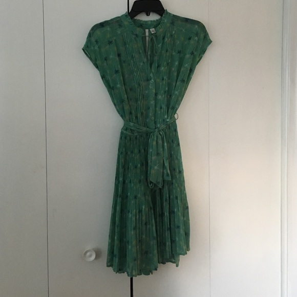 Dainty little floral dress. Fully lined